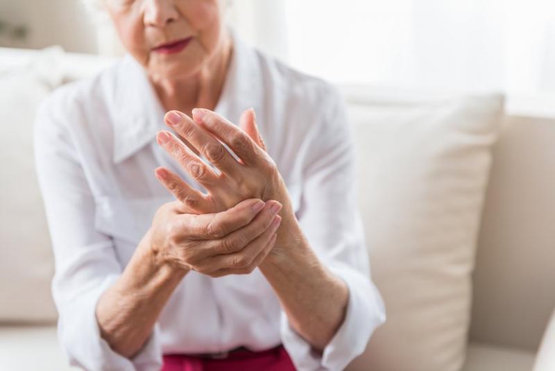 рука артрит бабушка