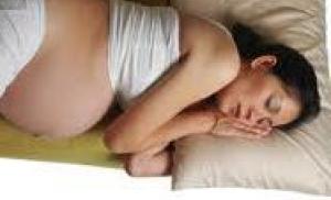 Беременным женщинам лучше спать на боку - это помогает предупредить выкидыш и мертворождение