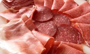 Переработанные мясные продукты, такие как сосиски или колбасы, могут быть причиной развития рака.
